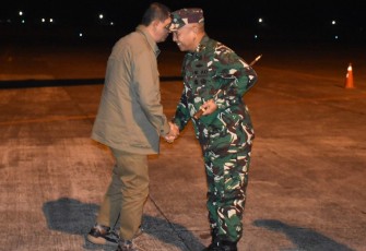 Pangdam XIII Merdeka, Mayjen TNI Mirza Agus saat menjemput kedatangan kepala BNPB di Bandara Samratulangi Manado
