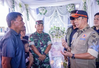 Pangdam XIII Merdeka, Mayjen TNI Mirza Agus bersama kepal BNPB RI saat mengunjungi rumah korban bencana usai tinjau lokasi GOR KONI Sulut 