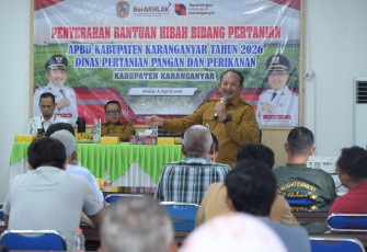 Bupati Rober Christanto memberikan pidato arahan dalam kegiatan penyerahan bantuan hibah bidang pertanian di Aula Kantor Dispertan PP Karanganyar, Senin (6/4/2026)