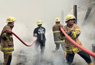 Petugas pemadam Damkar Karanganyar berjibaku memadamkan kobaran api yang membakar bengkel sepeda di Dusun Jatisari, Desa Sedayu, Kecamatan Jumantono, Kamis (9/4/2026)