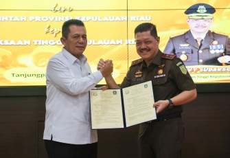 Penyerahan hibah tersebut dilakukan langsung oleh Gubernur Kepulauan Riau, Ansar Ahmad kepada Kepala Kejaksaan Tinggi Kepri, J Devy Sudarso, di Kantor Kejati Kepri, Tanjungpinang, Kamis (16/4/2026)