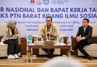 Wakil Menteri Dalam Negeri (Wamendagri) Bima Arya Sugiarto saat menghadiri Seminar Nasional dan Rapat Kerja Tahunan Badan Kerja Sama (BKS) Perguruan Tinggi Negeri (PTN) Barat Bidang Ilmu Sosial di Universitas Lampung, Jumat (17/4/2026)