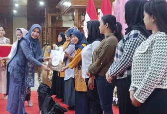 Wakil Ketua DPRD Jatim Sri Wahyuni Beri Tali Asih ke 62 Perempuan Inspirati