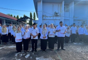 Dinas Komunikasi, Informatika, dan Statistik (Kominfotik) Provinsi Bengkulu melaksanakan apel pagi yang dirangkaikan dengan penandatanganan surat pernyataan tidak melakukan pungutan liar (pungli) dan gratifikasi, Rabu (22/4) /Foto : MC 