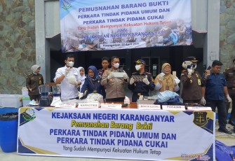 Pemusnahan barang bukti perkara tindak pidana umum dan tindak pidana cukai yang sudah berkekuatan hukum tetap oleh Kejaksaan negeri Karanganyar, di halaman SMA Negeri 2 Karanganyar, Rabu (22/4/2026).