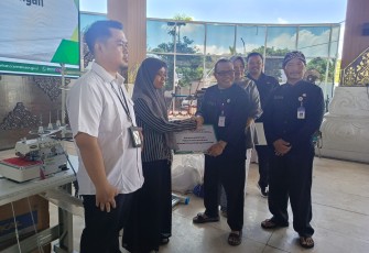  Penyaluran bantuan Asistensi Rehabilitasi Sosial (Atensi) di Pendopo Rumah Dinas Bupati Karanganyar, Kamis (23/4/2026)
