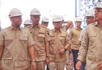 Wagub Nyanyang Dampingi Endipat Wijaya Kunjungi Perum Bulog Batam