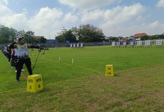 Atlet panahan dari berbagai jenjang pendidikan sedang mengikuti seleksi Pekan Olahraga Pelajar Daerah (Popda) 2026, di Stadion 45 Karanganyar, Minggu (26/4/2026)
