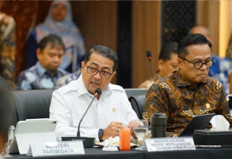 Menteri Ekonomi Kreatif, Teuku Riefky Harsya, menghadiri rapat pertama Satuan Tugas (Satgas) Percepatan Program Pemerintah untuk Mendukung Peningkatan Pertumbuhan Ekonomi (P3M-PPE), di Kantor Kementerian Koordinator Bidang Perekonomian, Jakarta, Selasa (28/4/2026)