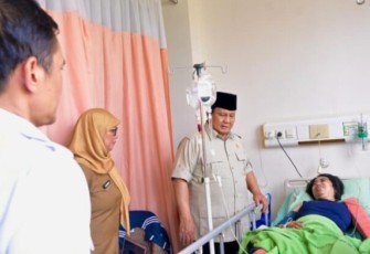 Presiden Prabowo Subianto langsung menjenguk korban kecelakaan tabrakan kereta api yang dirawat di RSUD dr. Chasbullah Abdulmadjid, Kota Bekasi