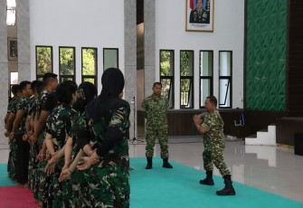 Kasdam XIX/TT saat memperagakan gerakan pencak silat militer (PSM) kepada para atlet