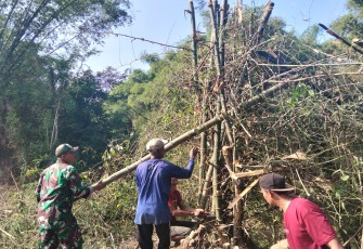 Sarana Komsos Anggota Kodim Ponorogo Ciptakan Kemanunggalan Dengan Warga 