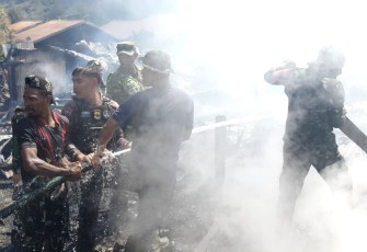 Anggota TNI berjibaku memadaman Api