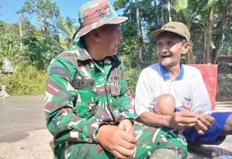 Senyum warga bersama prajurit TNI di sela pelaksanaan TMMD Reguler Ke-129 Kodim 0714/Salatiga di Desa Cukil, Kecamatan Tengaran, Kabupaten Semarang. Di balik senyum sederhana itu, tumbuh kebersamaan dan harapan baru bagi desa.