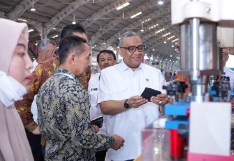 Wamenaker Afriansyah saat mengunjungi PT Sheonary Javanesia INC di Temanggung, Jawa Tengah, Rabu (29/7/2026).