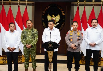 Menko Polkam Jenderal TNI (Purn.) Djamari Chaniago dalam kegiatan konferensi pers di Kantor Kemenko Polkam, Jakarta Pusat, Rabu (5/8/2026).