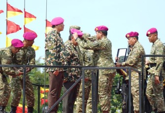 Wakil Panglima TNI dan Sejumlah Pejabat Negara Terima Warga Kehormatan dan Brevet Korps Marinir
