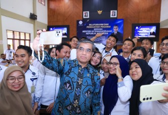 Menaker saat menghadiri Silaturahmi dan Penguatan Pegawai Balai Pelatihan Vokasi dan Produktivitas (BPVP) Kendari dan Balai Perluasan Kesempatan Kerja (BPKK) Kendari di Kendari, Sulawesi Tenggara, Rabu (5/8/2026).