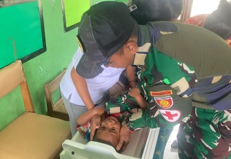Personel Pos Lakmars Satgas Pamtas RI–RDTL Sektor Timur Yonarmed 12 Kostrad turut membantu pelaksanaan kegiatan Posyandu LakmarasTas di Dusun Mebupour, Desa Lakmars, Kecamatan Lamaknen Selatan, Kabupaten Belu, Nusa Tenggara Timur. 