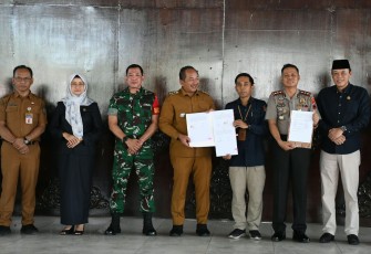  Penyerahan nota kesepakatan bersama Forkopimda Karanganyar dalam sosialisasi persiapan Pilkades Serentak Gelombang II 2027, di Pendopo Rumah Dinas Bupati Karanganyar, Senin (10/8/2026)