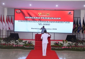 Mewakili Panglima TNI, Dansesko TNI Marsdya TNI M. Khairil Lubis membuka Pendidikan Reguler (Dikreg) LVI Sesko TNI Tahun Anggaran 2026 di Gedung Serasan Sesko TNI, Bandung, Jawa Barat, Selasa (11/8/2026).