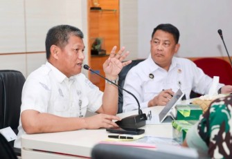 Sekda Batam, Firmansyah, sampaikan pemaparan dalam Rapat Koordinasi Analisis Capaian Pemanfaatan IKD dalam Mendukung Perluasan Program Perlindungan Sosial di Provinsi Kepulauan Riau di Kantor Wali Kota Batam, Selasa (11/8/2026).