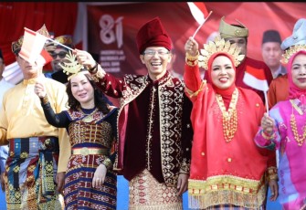 Wali Kota Batam, Amsakar Achmad, dan Wakil Wali Kota Batam, Li Claudia Chandra, serta Ketua TP-PKK Batam, Erlita Amsakar, bersama sejumlah pejabat melepas peserta pawai pembangunan dan pawai budaya di Dataran Engku Hamidah, Batam, Minggu (9/8/2026).