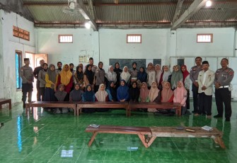  Polres Ngawi Polda Jawa Timur menerjunkan Polisi Wanita (Polwan) turun ke Pondok Pesantren ( Ponpes) memberikan edukasi dan sosialisasi kepada para santri