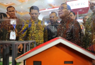 Kepala Badan Nasional Penanggulangan Bencana (BNPB) Letjen TNI Dr. Suharyanto, S.Sos., M.M. (batik kuning biru) mendampingi Menteri Koordinator Bidang Manusia dan Kebudayaan (Menko PMK) Prof. Dr. Pratikno, M.Soc.Sc dan rombongan undangan meninjau stand pameran BNPB dalam EDRR 2026 di Jakarta International Expo (JIEXPO) Kemayoran pada Rabu (12/8).