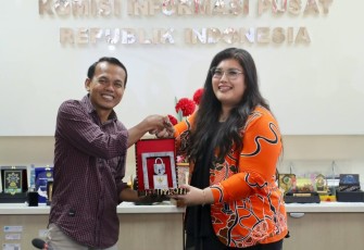  Anggota/Deputi Bidang Pelayanan Umum BP Batam, Ariastuty Sirait, bersama Komisioner Bidang Sosialisasi, Edukasi, dan Komunikasi Publik KIP, Edi Purwanto