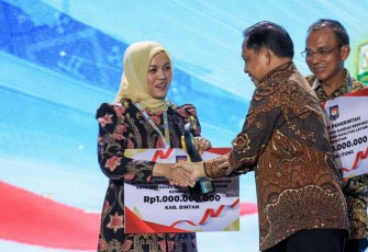 Wakil Bupati Bintan, Deby Maryanti yang mewakili Bupati Bintan, Roby Kurniawan saat menerima penghargaan dan insentif ari Kementerian Dalam Negeri RI.