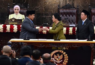 Penyampaian RUU APBN 2027 beserta Nota Keuangan dan dokumen pendukungnya disampaikan Prabowo kepada Puan sebagai Ketua DPR dalam Rapat Paripurna Pembukaan Masa Sidang I Tahun 2026-2027 di Gedung Nusantara, Kompleks Parlemen, Senayan, Jakarta, Jumat (14/8/2026) sore.