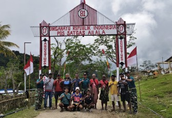 Yonarmed 12 Kostrad dan Warga Alas Utara Bersama Bangun Gapura Sambut HUT Kemerdekaan RI