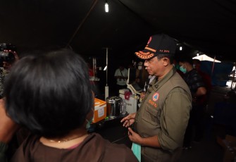Kepala BNPB Letjen TNI Dr. Suharyanto S.Sos., M.M., saat mengunjungi Rumah Sakit Umum Daerah (RSUD) Manggarai, yang terdampak gempabumi M 7,7 di Ruteng, Kabupaten Manggarai, Nusa Tenggara Timur, Minggu (16/8).