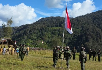 Misi Pengabdian Koops TNI Habema Mengibarkan Merah Putih di Kaki Gunung Cartenz