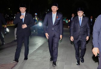 Menteri Ekonomi Kreatif/Kepala Badan Ekonomi Kreatif (Ekraf), Teuku Riefky Harsya (kanan), bersama Menteri Koordinator Bidang Infrastruktur dan Pembangunan Kewilayahan, Agus Harimurti Yudhoyono (AHY) (tengah) dan Menteri Transmigrasi Muhammad Iftitah Sulaiman (kiri) saat menghadiri Renungan Suci Hari Ulang Tahun (HUT) Ke-81 Kemerdekaan Republik Indonesia di Taman Makam Pahlawan, Jakarta, Minggu (16/08/2026).