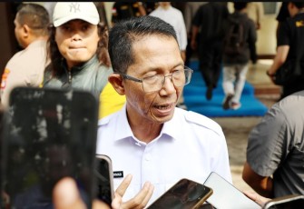Wali Kota Batam, Amsakar Achmad, memberi keterangan kepada awak media usai menghadiri konferensi pers di Gedung Lancang Kuning Polda Kepri, Selasa (1/9/2026).