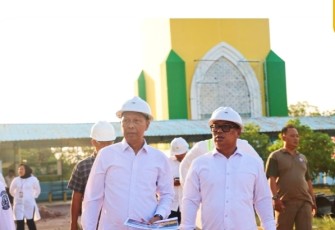 Wakil Gubernur Kepulauan Riau Nyanyang Haris Pratamura meninjau langsung pengerjaan renovasi Masjid Raya Nur Ilahi di Dompak, Tanjungpinang, Rabu (2/9/2026)