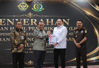 Jaksa Agung ST Burhanuddin bersama Pimpinan Pemeriksaan Keuangan Negara I BPK RI Nyoman Adhi Suryadnyana saat penyerahan Laporan Hasil Pemeriksaan (LHP) atas Laporan Keuangan Kejaksaan RI Tahun Anggaran 2025 di Gedung Utama Kejaksaan Agung, Jakarta, Kamis (3/9/2026).