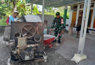 Babinsa Desa Tulungrejo Koramil 0803-02/Madiun Serka Jainal bersama warga bergotong royong melaksanakan pengecoran halaman mushola di Desa Tulungrejo, Kecamatan Madiun, Kabupaten Madiun. Kegiatan tersebut sebagai bentuk kepedulian sekaligus mempererat sinergi TNI dan masyarakat.