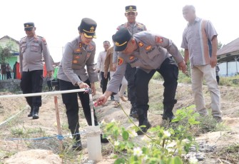 Kapolres meletakkan batu pertama pembangunan tower sumur bor sekaligus melepas pendistribusian perdana air bersih bagi warga yang membutuhkan.