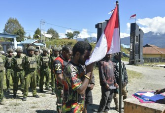 Erison Murib alias Buton Murib (22), anggota OPM Kodap XXXIV/Beoga, saat mengucapkan Ikrar Setia kepada NKRI di Lapangan Koramil 1717-03/Beoga, Kabupaten Puncak, Papua Tengah, Senin (7/9/2026).