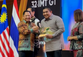 Penghargaan diserahkan dalam rangkaian Gala Dinner 32nd Indonesia-Malaysia-Thailand Growth Triangle (IMT-GT) Ministerial Meeting, Rabu malam (09/09) di Ballroom JW Marriott Hotel Medan, Sumatera Utara.