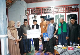 Walikota Bengkulu Dedy Wahyudi tetap menghadiri acara takziah malam ke tiga di rumah (Almarhum) Tajudin Bin Zahari, di Jalan Irian, RT 03, RW 02, Kelurahan Semarang, Rabu malam (26/8)