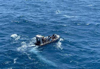 Personel TNI Angkatan Laut melaksanakan penyelaman dan pemantauan kerangka KM Virgo Transport 8 di Laut Jawa dalam rangka mendukung operasi pencarian dan pertolongan korban, Kamis (17/9/2026). Operasi SAR juga didukung pemasangan buoy, pengamanan kerangka kapal, serta uji penggunaan Remotely Operated Vehicle (ROV) untuk pengamatan bawah permukaan laut.