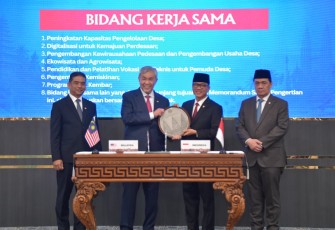 Menteri Desa dan Pembangunan Daerah Tertinggal (Mendes PDT) Yandri Susanto bersama Wakil Perdana Menteri Malaysia Ahmad Zahid Hamidi menunjukkan Nota Kesepahaman (MoU) kerja sama pembangunan perdesaan di Kantor Kemendes PDT, Jakarta, Kamis (17/9/2026).