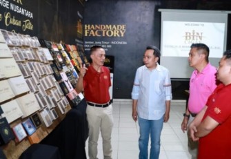 Bupati Jember, Gus Fawait, saat melakukan kunjungan ke PT Bin Cigar, salah satu produsen cerutu di Kabupaten Jember, Sabtu (19/9/2026).