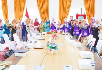 Foto bersama usai verifikasi dan wawancara Posyandu Bidang Kesehatan Berprestasi Tingkat Pusat Tahun 2026 di Gedung PKK Provinsi Kepulauan Riau, Rabu (23/9/2026).