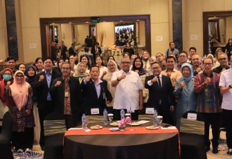 Foto bersama dalam acara International Workshop on Industrial Hygiene, Occupational Safety and Health sekaligus Musyawarah Nasional AHKKI di Jakarta, Kamis (24/9/2026).
