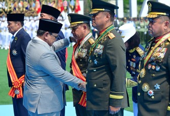 Presiden Prabowo saat Anugerahkan Tanda Kehormatan Bintang Mahaputera kepada Tujuh Tokoh TNI